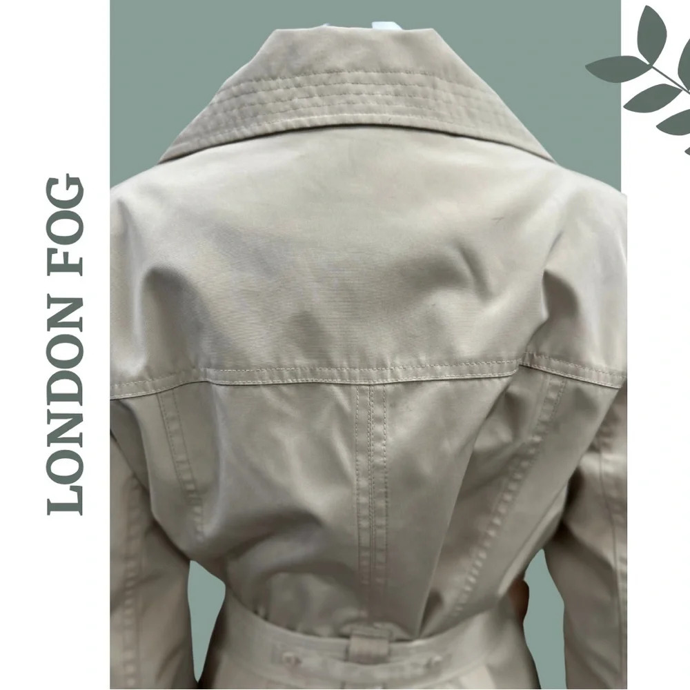 Vintage Y2K London Fog Trench Coat
Tan Single Breasted Waist Tie Size
Medium - Picture 10 of 13